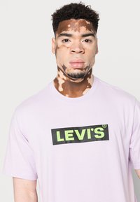 Levi's® SS RELAXED FIT TEE - T-shirt estampada - lilac air