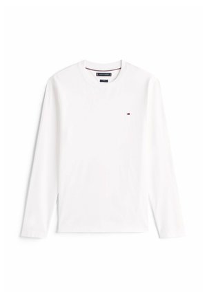 Camiseta blanca de manga larga con cuello redondo y pequeño logo rojo, blanco y azul en el lado izquierdo del pecho.
