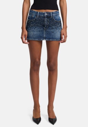 Denim mini-rok in het blauw, met zwarte schitterende sequins aan de voorkant, traditionele vijf-pocket ontwerp en een rafelzoom.