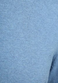 Hellblauer Pullover aus Strickstoff mit einer weichen, gleichmäßigen Struktur und einem dezenten Melange-Muster.