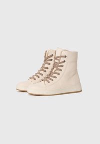 Paio di sneaker alte beige in pelle testurizzata, con lacci marroni e suole in gomma bianca su uno sfondo bianco uniforme.