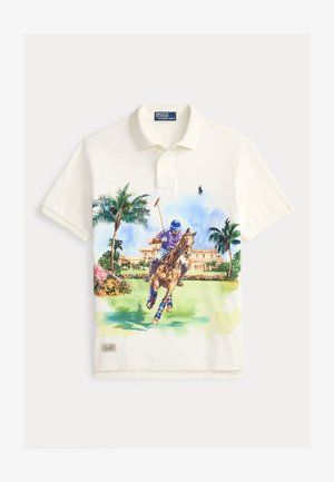 Tricou polo alb cu un grafic colorat al unui jucător de polo călare, înconjurat de palmieri și un fundal floral.