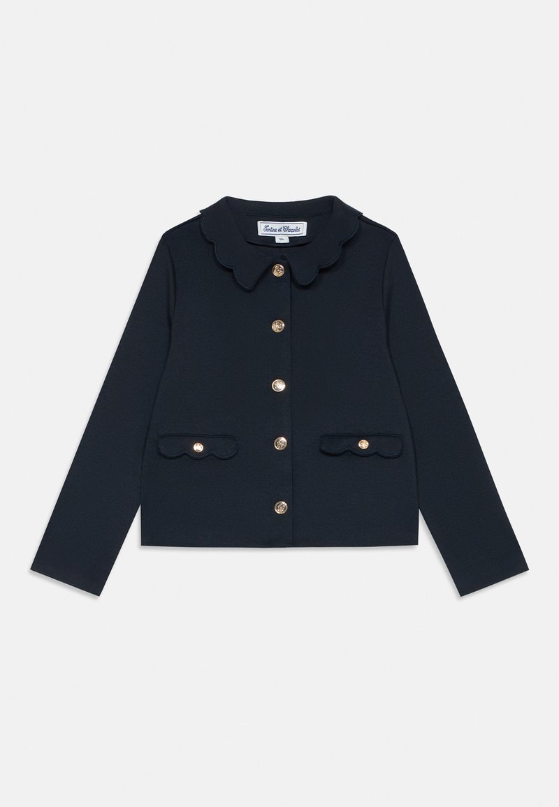Μπλε ναυτικού κοντό cardigan με περίτεχνο γιακά, έξι χρυσά κουμπιά και δύο περίτεχνες μπροστινές τσέπες. Λείος υφασμάτινος ιστός.