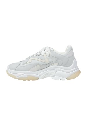 Sneakers grigio chiaro con un design a materiali misti, caratterizzati da una tomaia testurizzata, accenti crema e una suola bianca chunky.