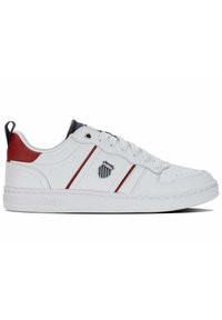 Zapatilla blanca de cuero con acentos en rojo y azul marino, que presenta un diseño de cordones, logo en relieve y una suela de goma texturizada.
