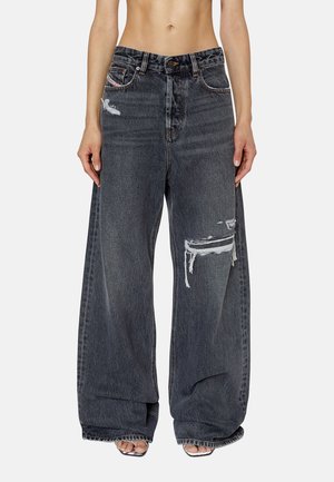 Jeans a gamba ampla e vita alta in denim grigio scuro con dettagli rovinati su tasche anteriori e ginocchio. Presenta hardware standard e passanti per cintura.