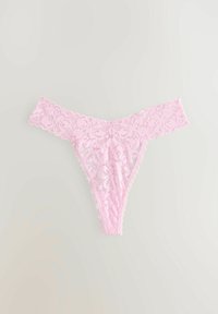 Perizoma in pizzo rosa con motivo floreale, caratterizzato da una cintura ondulata e un design trasparente. Tessuto morbido e dettagli delicati accentuano lo stile.