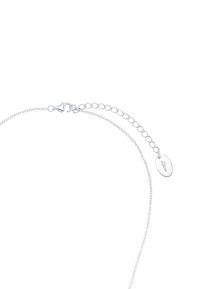 Collana in argento con chiusura a moschettone e anelli regolabili, caratterizzata da un piccolo tag ovale inciso con "s.Oliver" su uno sfondo bianco.