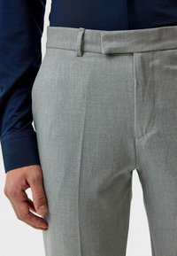 Lichtgrijze broek met een gladde textuur, met een rechte snit, smalle tailleband en een subtiele plooitje aan de voorkant.