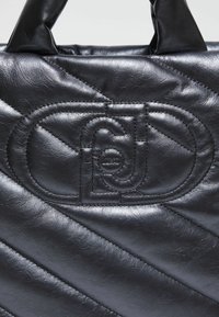 Borsa a tracolla nera in pelle con design trapuntato, caratterizzata da un logo in rilievo prominente. Texture liscia con dettagli di cuciture diagonali.