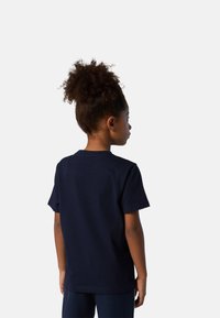 Camiseta de algodón de color navy con mangas cortas, cuello redondo y dobladillo recto. Textura suave sin patrones visibles ni detalles de hardware.