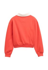 Koraalkleurig sweatshirt met een geribbelde zoom en manchetten, een contrasterende witte kraag en een vierkante patch op de rug. Glad, textuurstof.