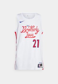 Maglia da basket bianca con accenti blu e rossi, con testo "City of Brotherly Love" e numero "21". Logo del marchio sportivo visibile.