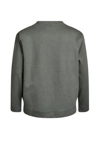 Tummanharmaa pitkähiha-allasweater, jossa on pyöreä kaula-aukko, ribbaatut hihansuut ja pehmeä, teksturoitu kangas. Ei näkyviä logoja tai kuvioita.