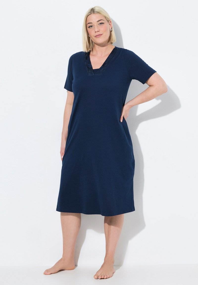 Dress da notte in cotone blu navy con maniche corte e scollatura a V. Presenta un colletto texturizzato e una silhouette dritta, che arriva poco sopra le caviglie.