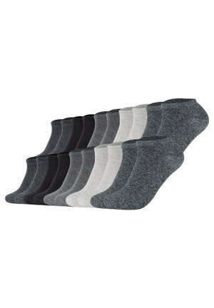 Vierzehn Paar niedrig geschnittene Socken in Schwarz, Dunkelgrau, Hellgrau und Weiß, in einer versetzten Reihe auf weißem Hintergrund angeordnet.