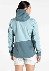 Leichte, zweifarbige Jacke in Hellblau und Dunkeltürkis, mit Kapuze, langen Ärmeln und glatter, eleganter Stofftextur.