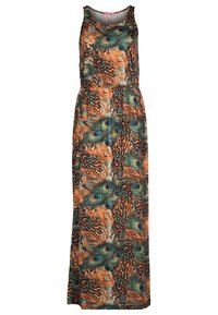 Robe maxi avec une taille cintrée, arborant un motif de plumes de paon colorées en vert, bleu et orange sur un fond sombre. Tissu doux.