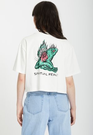 Camiseta corta blanca con un gráfico colorido de una rana con llamas y un corazón, con el texto "REINO ESPIRITUAL" debajo, diseño simple, mangas cortas.