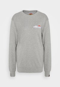 Sweat-shirt gris à col rond avec manches longues et petit logo ellesse blanc et orange sur la poitrine gauche et le poignet.