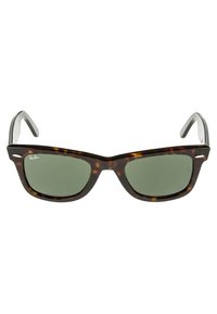 Lunettes de soleil en écaille marron avec des verres verts, monture rectangulaire et accents argentés sur les branches.