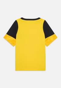 Gul t-skjorte med svarte ermer, ribbet rund hals, og teksturert gul trim. Bakre visning som viser glatt stoff uten ytterligere detaljer.