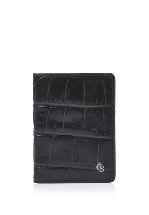Schwarzes Lederportemonnaie mit Krokodilstruktur und kleinem silbernem Monogramm-Logo unten rechts, stehend und geschlossen vor weißem Hintergrund.