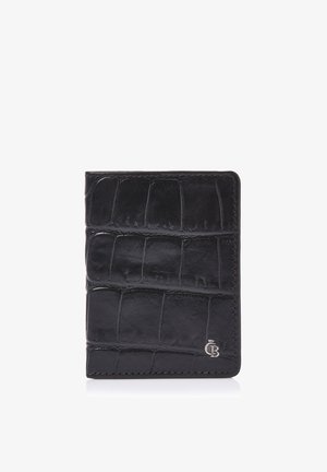 Zwarte leren portemonnee met krokodillenstructuur en een klein zilveren monogramlogo rechtsonder, staand gesloten op een witte achtergrond.