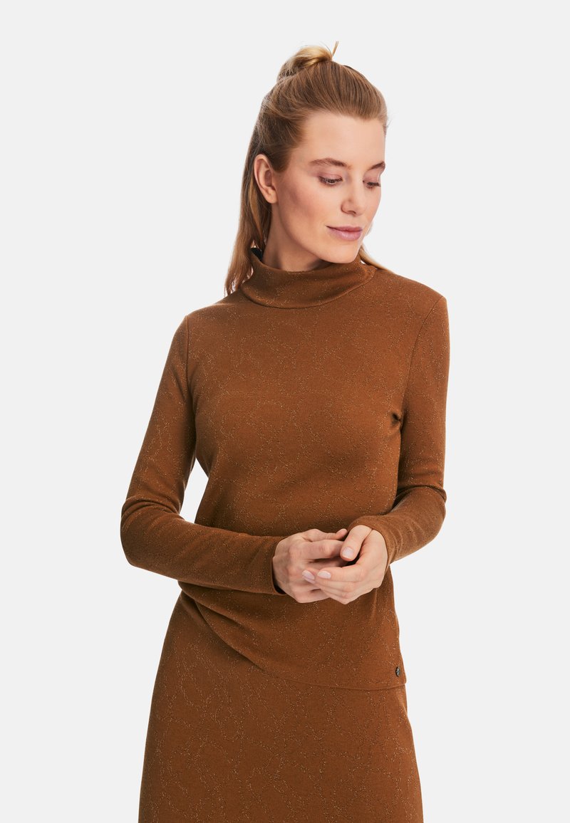 Braunfarbener langärmliger Rollkragenpullover aus weichem, strukturiertem Stoff mit dezentem Muster. Verfügt über ein tailliertes Design und Bündchen an den Ärmeln.
