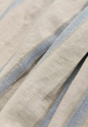 Leinenstoff mit beigefarbenem Grund und horizontalen blauen Streifen. Die Textur ist leicht grob mit einem natürlichen Webmuster.
