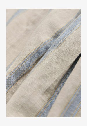 Lina audums ar bēšas krāsas pamatu un horizontālām zilām svītrām. Tekstūra ir nedaudz rupja ar dabisku pinuma rakstu.