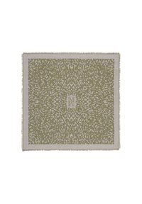 Tapis vert olive à motifs avec un design texturé, présentant des bords effilochés et un détail géométrique central de couleur claire.
