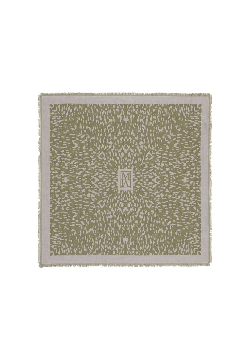 Tapis vert olive à motifs avec un design texturé, présentant des bords effilochés et un détail géométrique central de couleur claire.