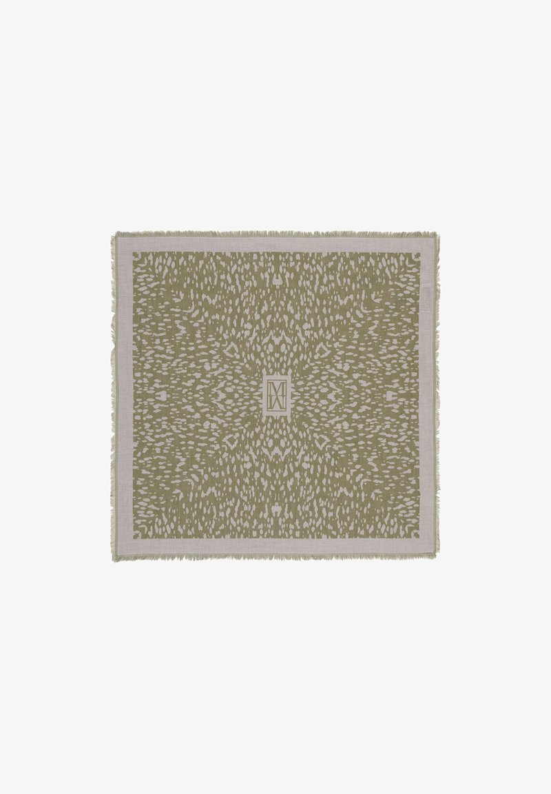 Tapis vert olive à motifs avec un design texturé, présentant des bords effilochés et un détail géométrique central de couleur claire.