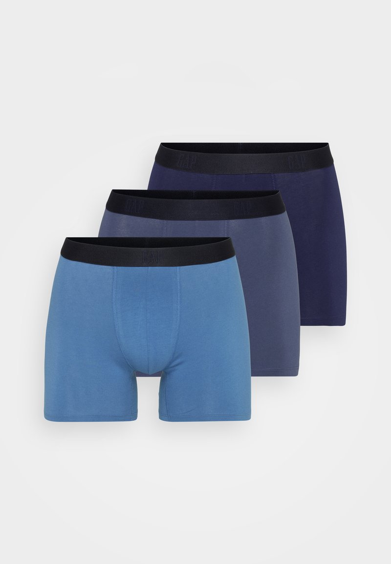 Drei Paar Boxershorts in Blautönen, mit einem schwarzen elastischen Bund, der mit dem eingravierten Markennamen versehen ist. Weicher Stoff, körperbetontes Design.