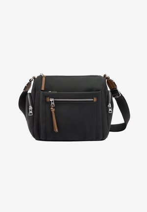 Czarna torebka na ramię z wieloma kieszeniami zapinanymi na zamek, brązowymi skórzanymi uchwytami zamków, regulowanym paskiem na ramię i srebrnymi elementami metalowymi.