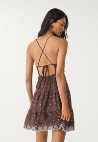 Stradivarius SHORT FLOWING EMBROIDERED - Robe de jour - dark brown