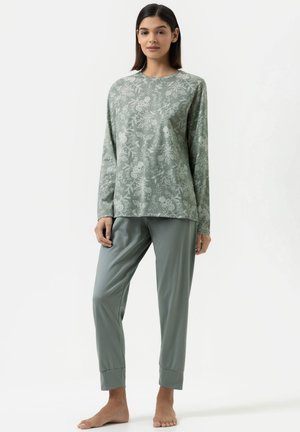 Set bestaande uit een lange mouw top en broek van zachte, lichtgroene stof met bloemenprint. De top heeft een ronde halslijn; de broek heeft elastische manchetten bij de enkels.