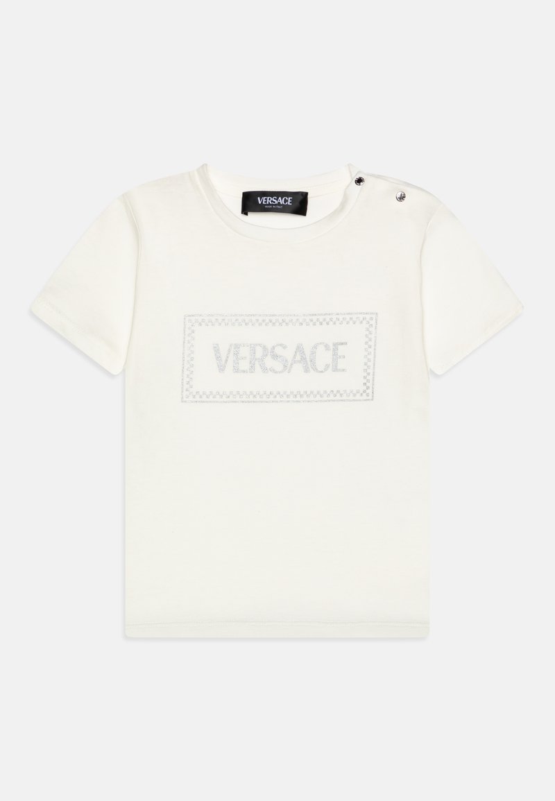 Weißes Baumwoll-T-Shirt mit kurzen Ärmeln, das ein texturiertes graues "VERSACE"-Logo innerhalb eines rechteckigen Rahmens und einem Druckknopfverschluss aufweist.