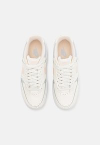 Nike Sportswear GAMMA FORCE - Tenisice - sail/guava ice/football grey/white