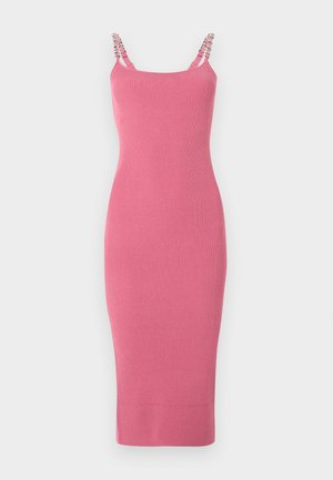 Robe midi rose en maille côtelée sans manches avec encolure carrée et bretelles doubles à maillons, sur fond blanc.