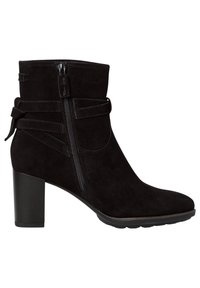 Stivaletto in suede nero con punta arrotondata, zip laterale e cinturini decorativi. Il tacco è a blocco, offrendo stabilità.