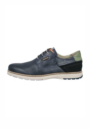 Zapatos de cuero azul marino para hombre con parte superior perforada, suela beige y detalles en gamuza verde. Presentan cordones y detalles de costura.