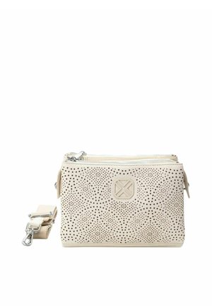 Bolso de cuero beige con patrón perforado, cierre de cremallera y logotipo embossado. Incluye una correa desmontable, costuras resistentes y un diseño compacto.