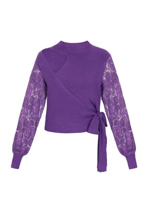 Lila gestrickter Pullover mit hohem Kragen, einem Spitzenärmel und einem Bindeband in der Taille, ausgestattet mit einem strukturierten Rippkörper und einem durchsichtigen floralen Muster.
