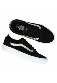 Zapatillas de ante negro con una suela de goma blanca y una franja plateada en el costado. Diseño clásico con cordones, punta redondeada y cuello acolchado.