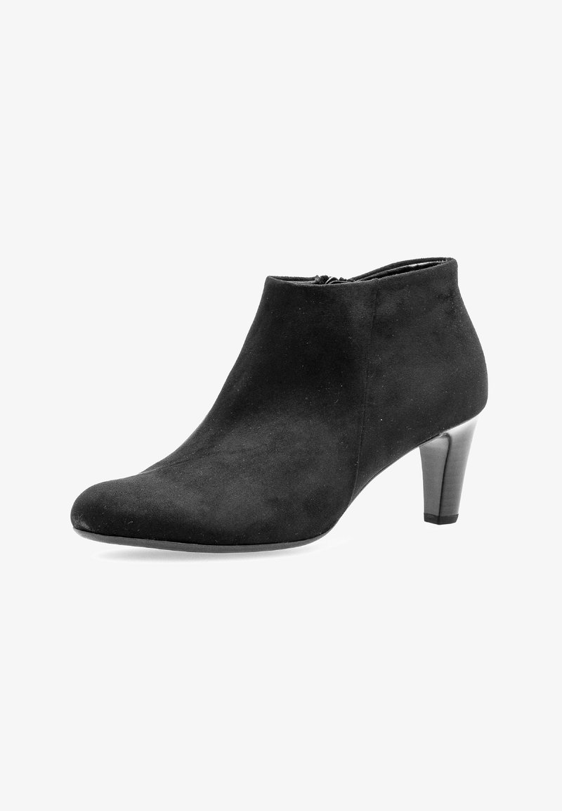 Bottine en daim noir avec bout pointu, talon de hauteur moyenne et fermeture éclair latérale. Texture lisse sans motifs ni accents visibles.