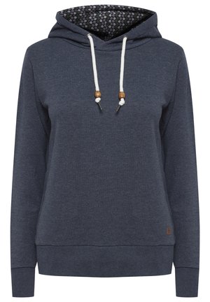 Tamno plavi dukserica s uzorkovanom unutrašnjošću. Ima vrvicu sa drvenim štiklama i rebraste manžete i porub. Mekani materijal od pamuka i sintetike.