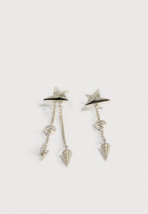 Orecchini a bottone a forma di stella d'argento con due catene pendenti; una catena termina con un ciondolo a forma di fulmine, l'altra con un cono appuntito con pietre incastonate.