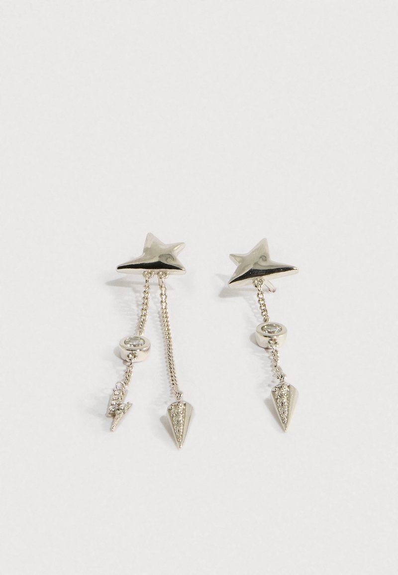 Srebrne naušnice u obliku zvijezde sa dva viseća lanca; jedan lanac završava privjeskom munje, drugi šiljatim konusom s ugrađenim kamenčićima.
